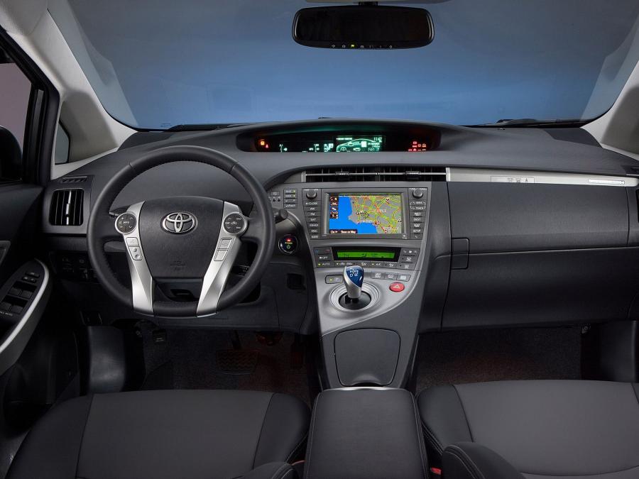  Toyota Prius Plug-In Hybrid 2011 года  (US) (фото 2 из 13)